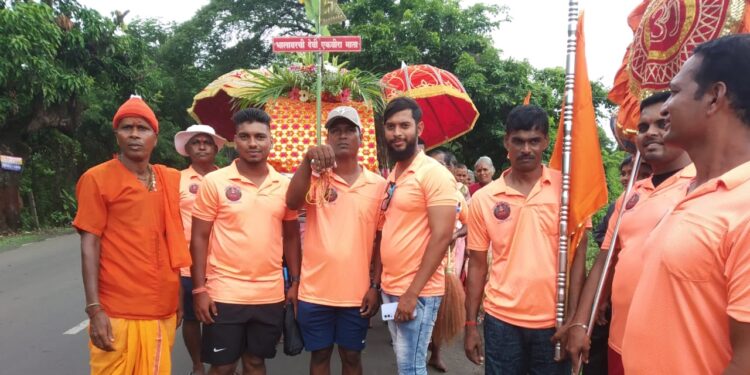 भक्त निघाले कार्ल्याला