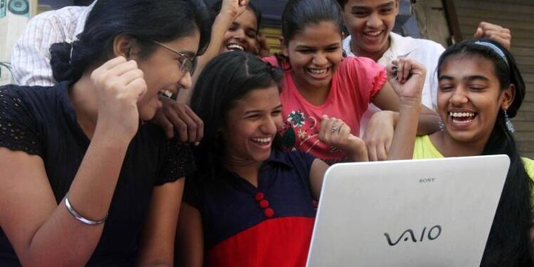 दहावीचा निकाल जाहीर! राज्यात कोकणाची बाजी; मुली आघाडीवर