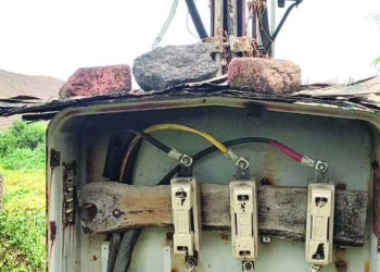 गारपोली येथील डीपी कोसळली; विजेचा धक्का लागण्याची शक्यता