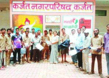 सफाई कामगारांना रेनकोटचे वाटप