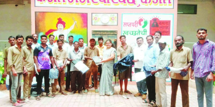 सफाई कामगारांना रेनकोटचे वाटप