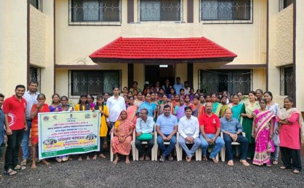 आदिवासी महिलांनी गिरवले कुक्कुट, शेळीपालनाचे धडे