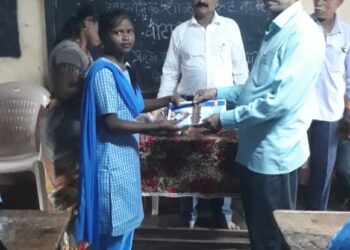 पीएनपी केळटे शाळेत मोफत वह्या वाटप