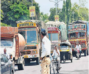 अवजड वाहानांवर पोलिसांची कारवाई