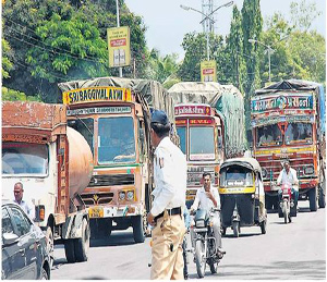 अवजड वाहानांवर पोलिसांची कारवाई