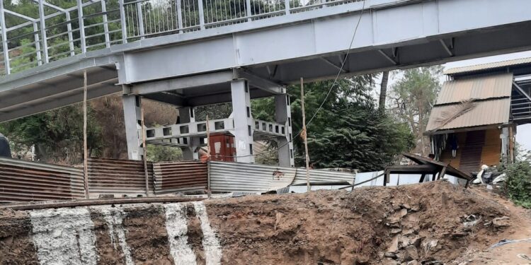 कर्जत: पादचारी पूल होणार निकामी