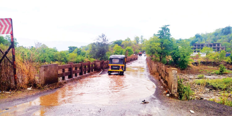 रस्ते खड्ड्यात बुडाले; कर्जतच्या ग्रामीण भागात दुरवस्था