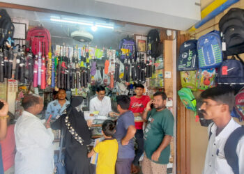 गणवेश खरेदीसाठी पालकांची धावपळ