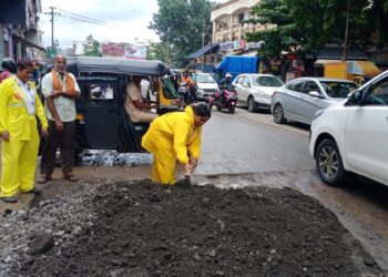 उरण नाक्यावरील खड्डे महिला पोलिसांनी बुजविले