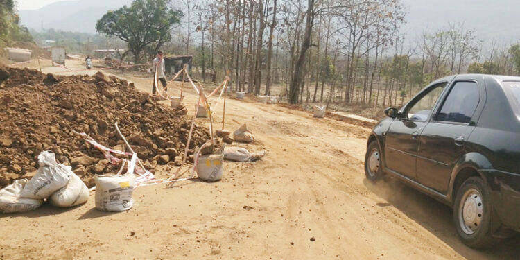 महाड-रायगड मार्ग धुळीने माखला; रस्त्याच्या कामामुळे नागरिकांची गैरसोय