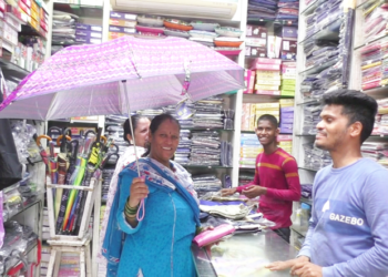 छत्र्या, प्लास्टिक पत्रे खरेदीसाठी नागरिकांची लगबग सुरू