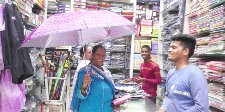 छत्र्या, प्लास्टिक पत्रे खरेदीसाठी नागरिकांची लगबग सुरू