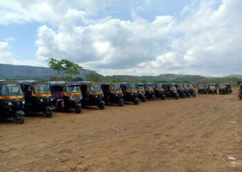 रिक्षा चालकांवर उपासमारीचे संकट