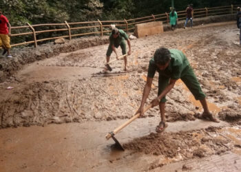 पहिल्याच पावसात माथेरानचा रस्ता झाला चिखलमय