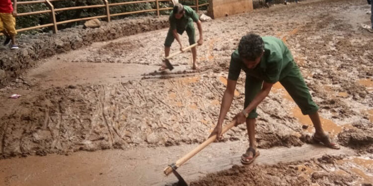 पहिल्याच पावसात माथेरानचा रस्ता झाला चिखलमय