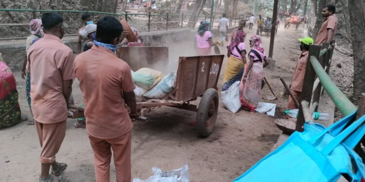 दस्तुरी नाका येथील रस्ता लिदमुक्त; माथेरान पालिकेने केली स्वच्छता