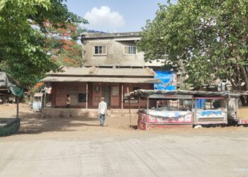 वाचनालयाला अनधिकृत बांधकामाचा विळखा