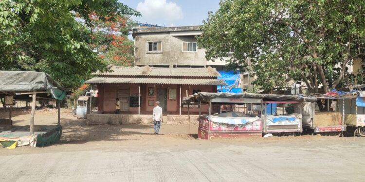 वाचनालयाला अनधिकृत बांधकामाचा विळखा