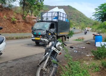 हृदयद्रावक! टेम्पो अंगावर पडून बाईकस्वाराचा जागीच मृत्यू; मित्राने फोडला हंबरडा