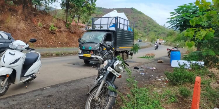 हृदयद्रावक! टेम्पो अंगावर पडून बाईकस्वाराचा जागीच मृत्यू; मित्राने फोडला हंबरडा