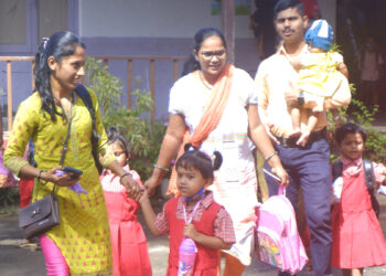 शाळेत किलबिलाट! कुठे रडू, कुठे हसू…