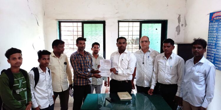 ईसाळवाडी येथील राजिप शाळा सुरू करा; गटशिक्षणाधिकारी यांना निवेदन