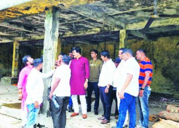 स्मशानभूमीतील जीर्ण शेड जमीनदोस्त करण्याची मागणी