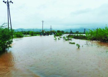 श्रीवर्धनला पहिल्याच पावसात दाणादाण रस्त्यावर पाणी, दीड तास वाहने अडकली