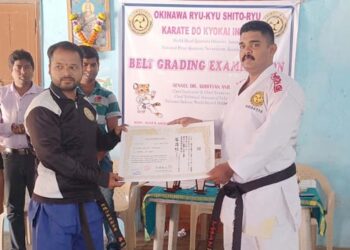 सनी खेडेकर याला कराटेमध्ये तिसरी डिग्री