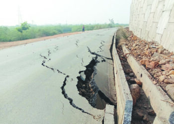 खचलेल्या रस्त्यावर पुन्हा खड्डा