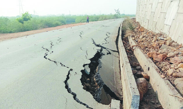 खचलेल्या रस्त्यावर पुन्हा खड्डा