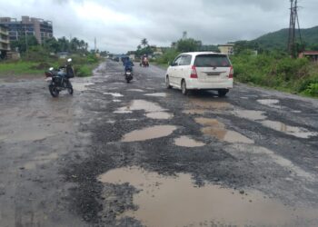 वरसगाव पेट्रोलपंपासमोर खड्डेच खड्डे