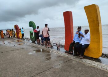 उधाणाच्या लाटांमुळे अलिबाग बीच वरील ‘अलिबाग’ नावाचे नुकसान