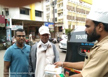 रिक्षाचालकाचा प्रामाणिकपणा;  रस्त्यावर सापडलेली पिशवी मालकास सुपूर्द