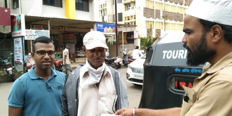 रिक्षाचालकाचा प्रामाणिकपणा;  रस्त्यावर सापडलेली पिशवी मालकास सुपूर्द