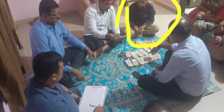 लाचखोर भुकरमापक बालाजी राऊतांच्या घरात सापडली सोळा लाखांची रोकड