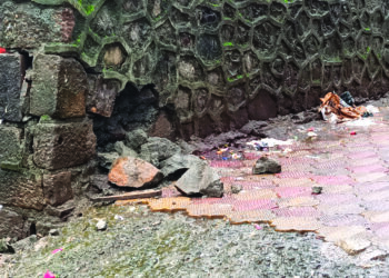 तळा बसस्थानकाची संरक्षक भिंत धोकादायक