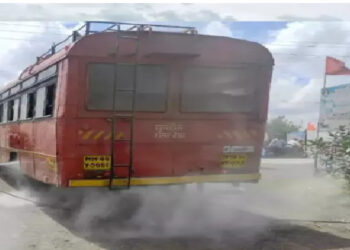 थरारक! खंडाळानजीक प्रवाशांनी भरलेल्या धावत्या एसटीला आग