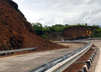 कशेडी घाटात कोसळली दरड; निम्मा रस्ता बंद