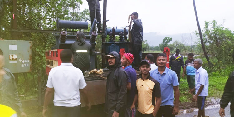 विद्युतपुरवठा पूर्ववत, ग्रामस्थांची सुटका