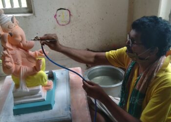 कार्यशाळेत कारागिरांची लगबग वाढली