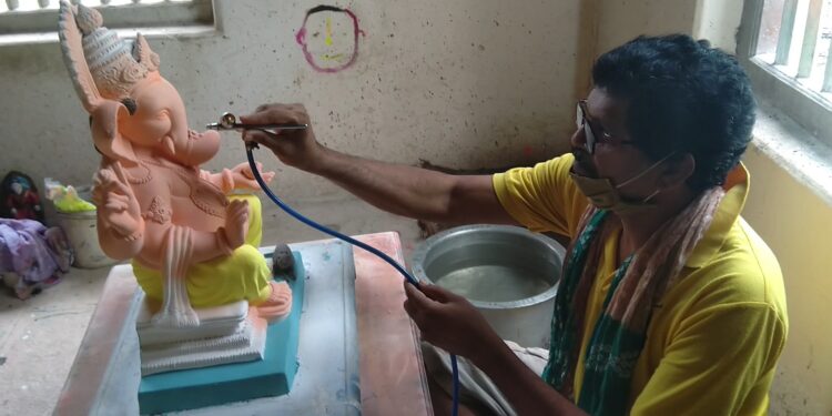 कार्यशाळेत कारागिरांची लगबग वाढली