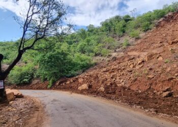 धोकादायक परिस्थितीमुळे वरंध घाट वाहतुकीस बंद