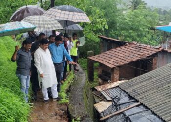 दासगावमध्ये संरक्षण भिंत कोसळली