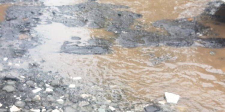 आदई ते सुकापूर रस्त्याची तात्काळ दुरुस्ती करा