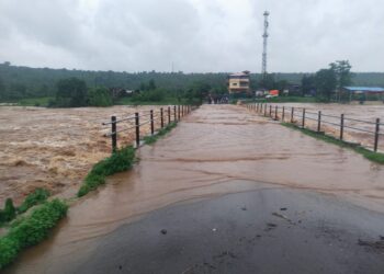 सरस्वतीचे रौद्ररुप! नांदगाव पूलावरील वाहतूक ठप्प
