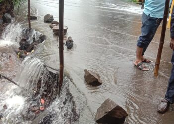 चांभार्ली मोहोपाडा रस्ता खचला