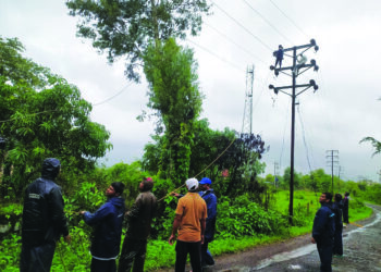 कर्जतला वादळी पावसाचा तडाखा