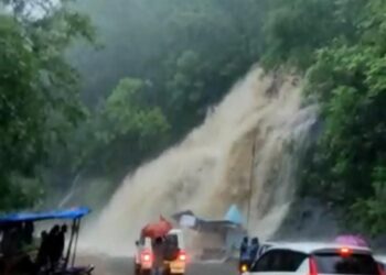 अफवा! बोरघाटात शिंग्रोबा मंदिराजवळ रस्त्यावर धबधबा