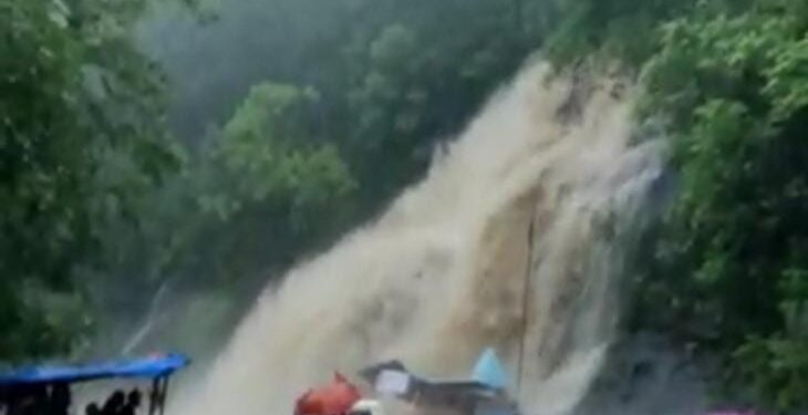 अफवा! बोरघाटात शिंग्रोबा मंदिराजवळ रस्त्यावर धबधबा